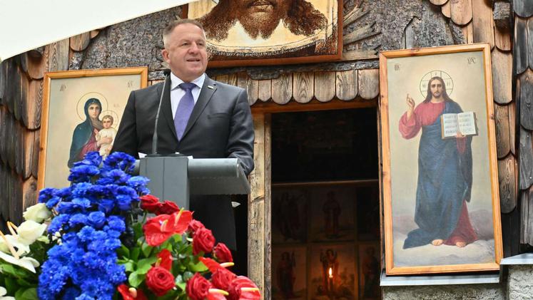 				Minister Počivalšek slavnostni govorec na slovesnosti pri Ruski kapelici<br>foto STA			