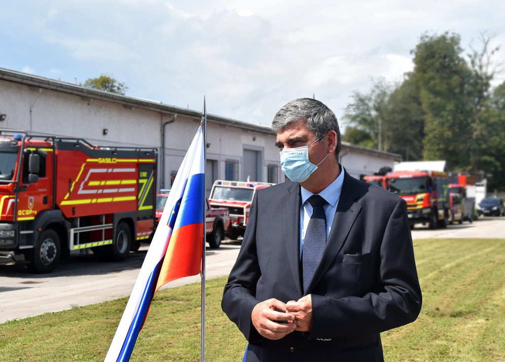 				Pred odhodom jih je nagovoril državni sekretar na ministrstvu za zunanje zadeve dr. Stanislav Raščan (Foto: Twitter)			