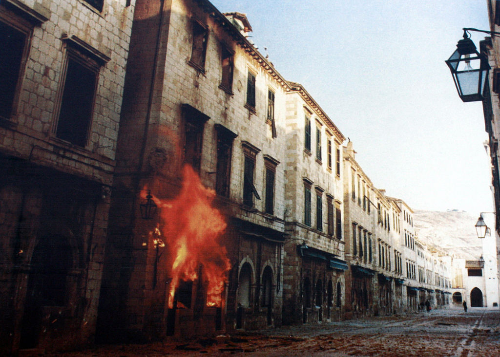				Dubrovnik v plamenih po obstreljevanju tanko JA			
