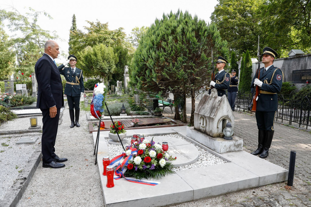 				Predsednik vlade Janez Janša je položil venec na grob dr. Andreja Bajuka ob 10. obletnici smrti. | Avtor Kabinet predsednika vlade			