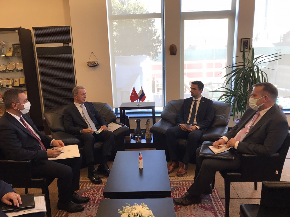 				Minister Matej Tonin na dvostranskem srečanju s turškim ministrom za nacionalno obrambo Hulusijem Akarjem | Avtor Borut Podgoršek, MORS			
