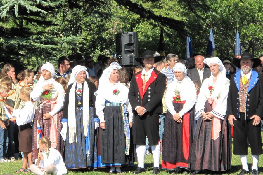 				Zamejski Slovenci v Bazovici v Italiji oblečeni v ljudsko nošo | Avtor Wikipedia			