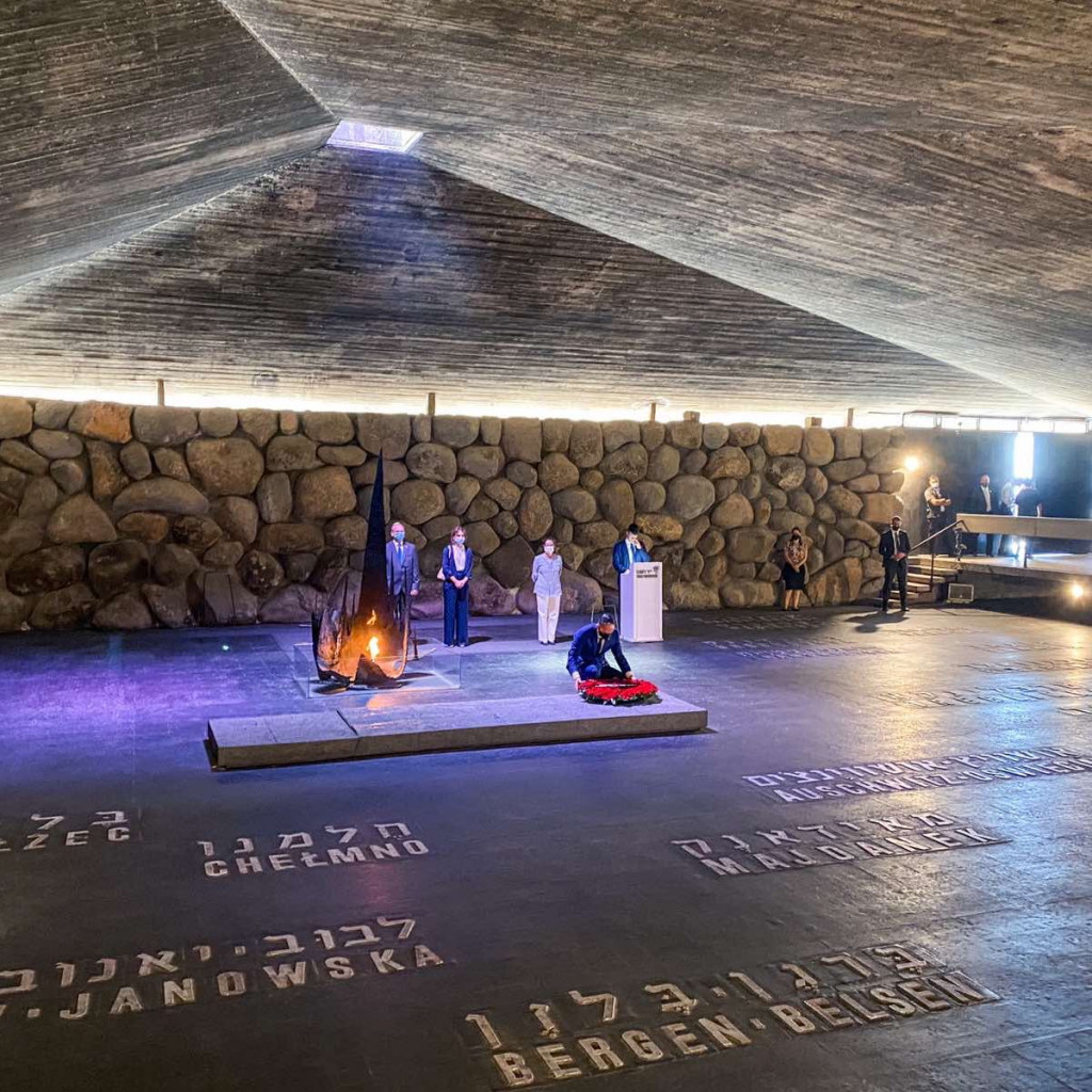 				Minister dr. Logar je obiskal in položil venec v Yad Vashem, Svetovnem centru za spomin na holokavst			