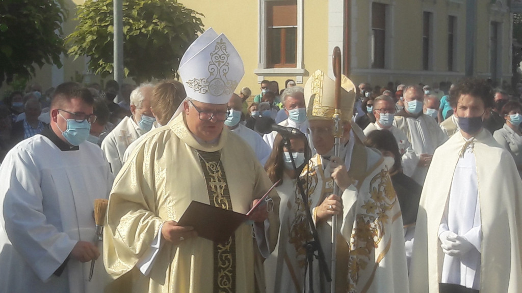 				Soboški škof dr. Peter Štumpf med nagovorom zbranim pri blagoslovitvi kipa sv. Nikolaja			