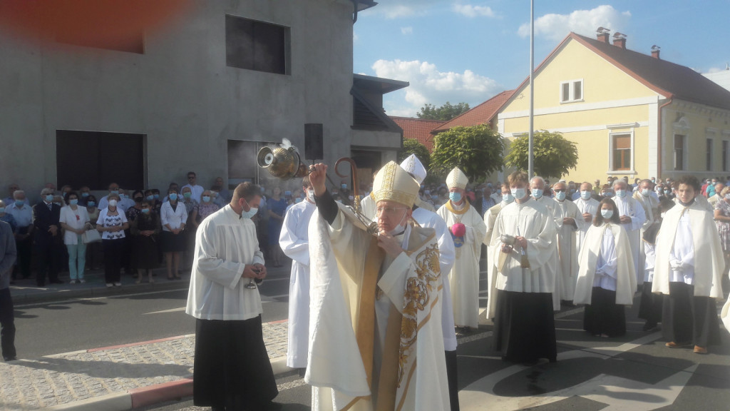 				Blagoslov kipa sv. Nikolaja v krožišču in trga pred stolnico je je opravil apostolski nuncij v Republiki Sloveniji, nj. eksc. msgr. dr. Jean-Marie Speich			