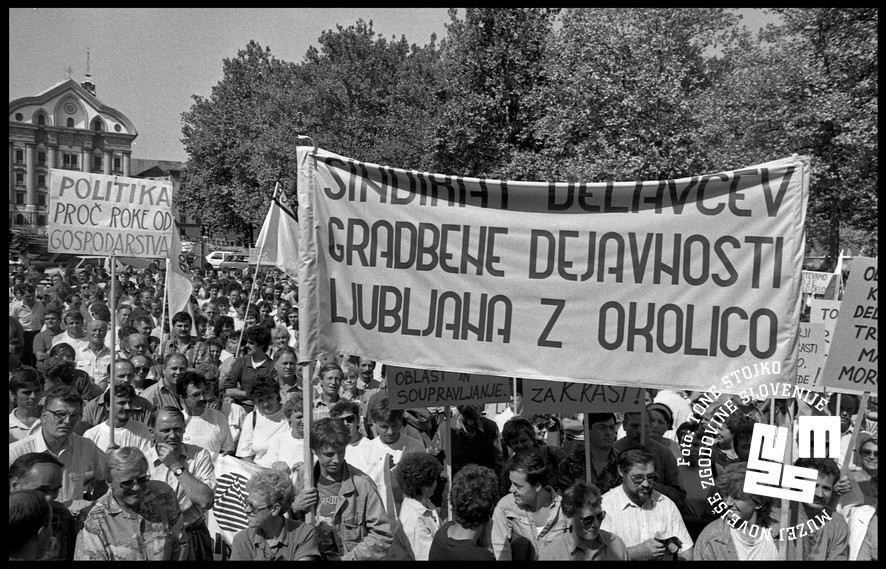 				Zveza svobodnih sindikatov Slovenije je z demonstracijami izvajala politični pritisk na vlado. | Avtor Tone Stojko, hrani: Muzej novejše zgodovine Slovenije			