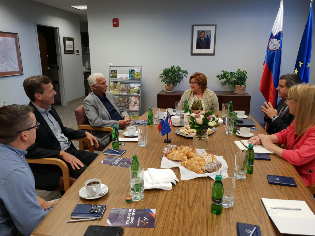 				Ministrica Jaklitscheva v pogovoru s poslovneži slovenskega rodu			
