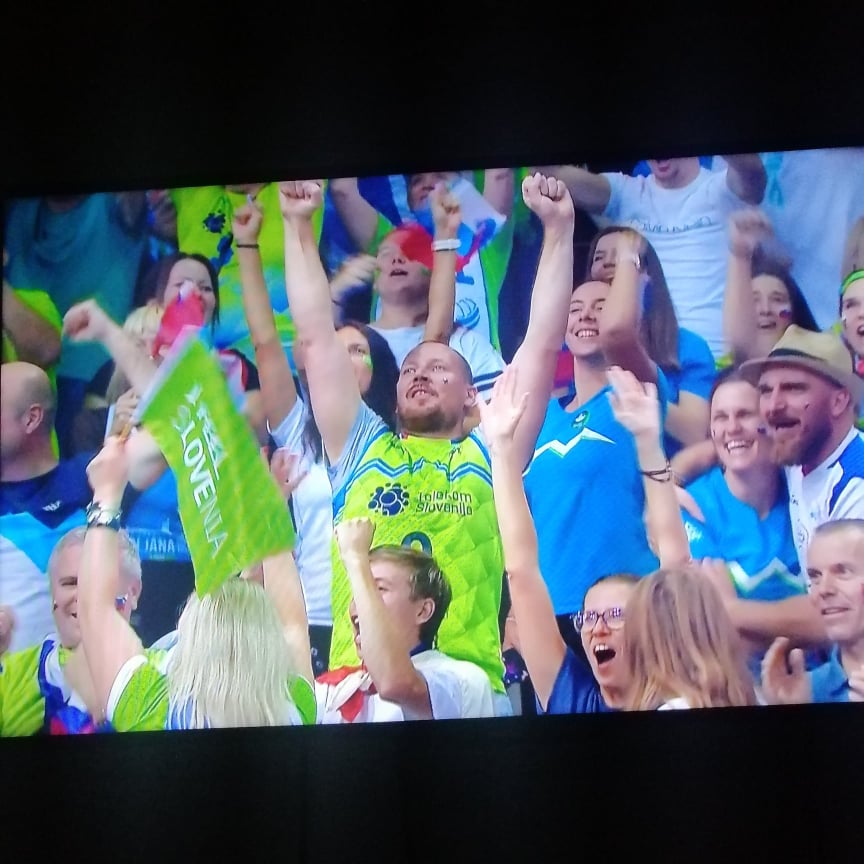 
				Slovenski navijači navdušeno navijajo za slovenske odbojkarje. (Foto: Posnetek zaslona-Kanal A)			
