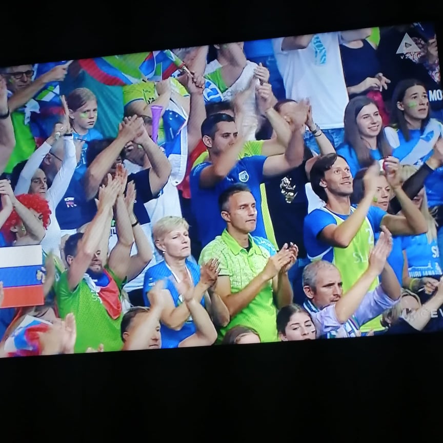 
				Slovenski navijači spodbujajo slovensko odbojkarsko reprezentanco. (Foto: Posnetek zaslona-Kanal A)			