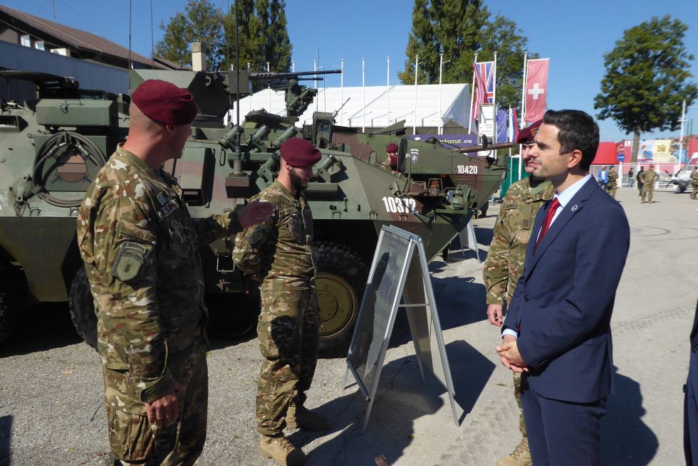 				V okviru obiska sejma si je minister Tonin ogledal dinamično predstavitev Slovenske vojske ter obiskal pripadnice in pripadnike vseh služb, ki delujejo v sistemu zaščite in reševanja | Avtor Borut Podgoršek, MORS			