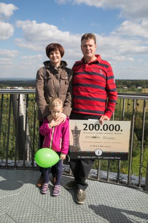 				Po dobrih dveh letih od odprtja je razgledni stolp Vinarium Lendava obiskal 200.000. obiskovalec. Gospod Bojan Gojkošek iz Maribora			