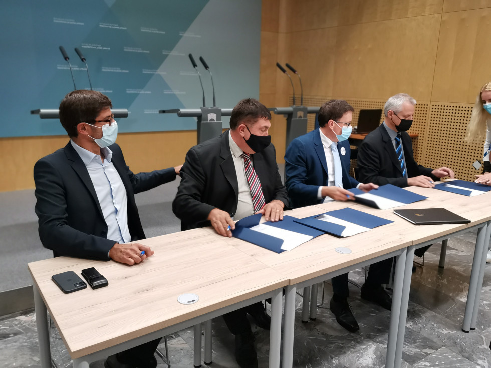 				Dogovor so podpisali (od leve proti desni): Matjaž Rakovec (predsednik ZMOS), Peter Misja (predsednik SOS), Boštjan Koritnik (minister za javno upravo) in Robert Smrdelj (predsednik ZOS) | Avtor Ministrstvo za javno upravo			