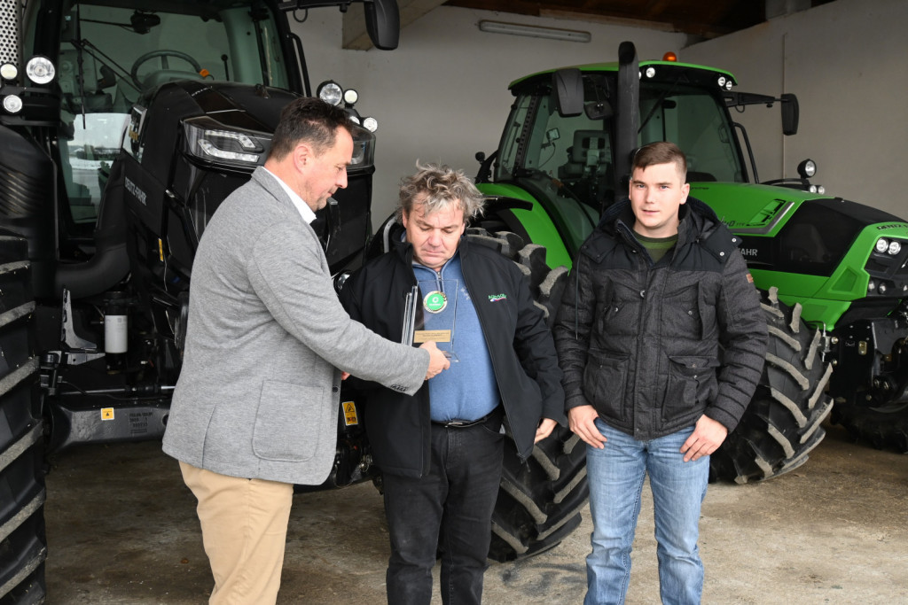 Lani so s hektarskim pridelkom pšenice 11.272 kilogramov postali rekorderji (od leve): promotor Saatbau Slovenija Zvonko Glažar, Stanko in Jernej.  