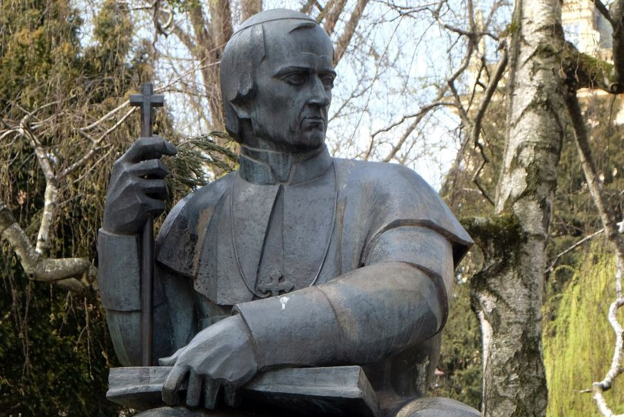 				V Mariboru so v parku pred stolnico odkrili spomenik škofu Antonu Martinu Slomšku. | Avtor zatletic/stock.adobe.com			