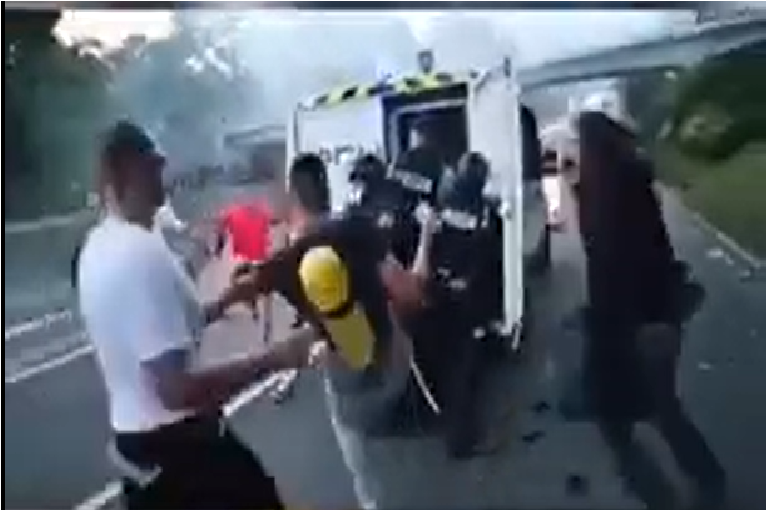 Fizično nasilje protestnikov nad policisti. (Foto: Posnetek zaslona- Demokracija, Youtube, David Volk Tik tok)