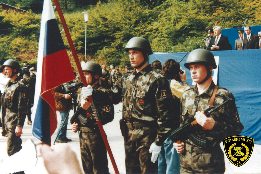 				Zastavonoše na prisegi 1. generacije nabornikov v 510. učnem centru TO RS, Ig, 2. 6. 1991. | Avtor Vojaški muzej Slovenske vojske			