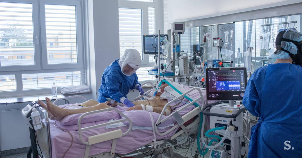  Prizor iz ene izmed slovenskih bolnišnic, kjer zaposleni pomagajo bolniku s covid-19. (Foto: Posnetek zaslona- Siol) 