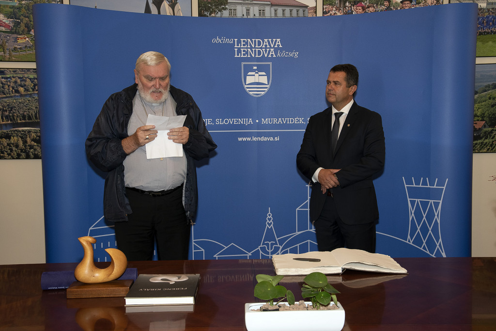 				Škof msgr. Anton Žerdin Bukovec prevzel naziv častnega občana Občine Lendava, foto Vlado Sofronievski			