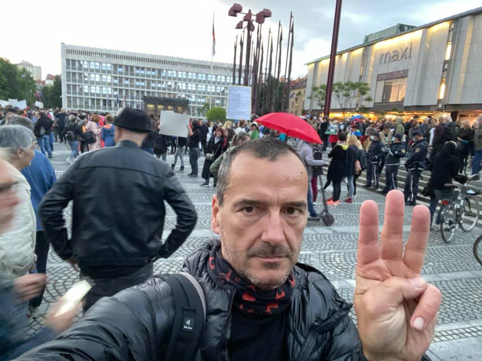 				Sporni finančnik Bogdan Pušnik velja za finančnega igralca poslovnega omrežja Bojana Petana. Tako se je Pušnik lani slikal na protestih v Ljubljani. (Foto: Facebook)			