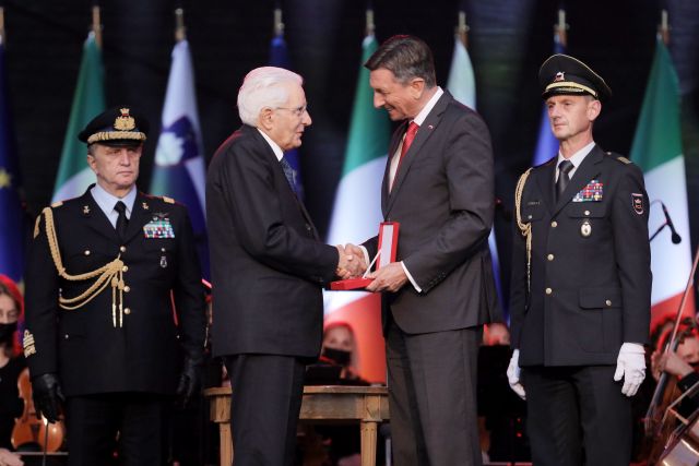 
				Predsednik Pahor je ob priložnosti skupnega obiska predsedniku Mattarelli vročil najvišje državno odlikovanje Republike Slovenije, red za izredne zasluge, za osebne zasluge za poglobitev prijateljskih vezi med Republiko Slovenijo in Italijansko republiko			