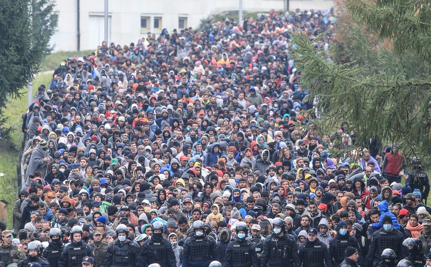 
				Reka migrantov v spremstvu slovenske policije po želji vstopa v Republiko Slovenijo ...			