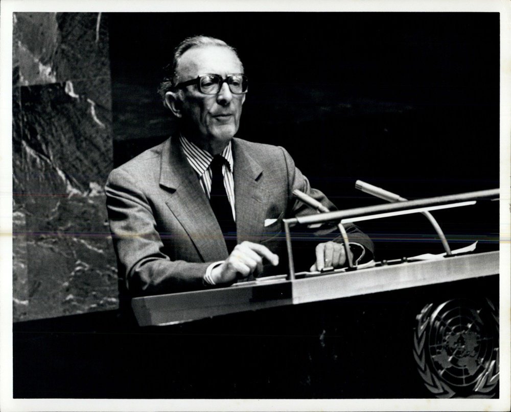 				Lord Carrington je na mirovni konferenci v Haagu,   nad katero je Slovenija že davno dvignila roke, zagovarjal koncept ohlapne federacije 			
