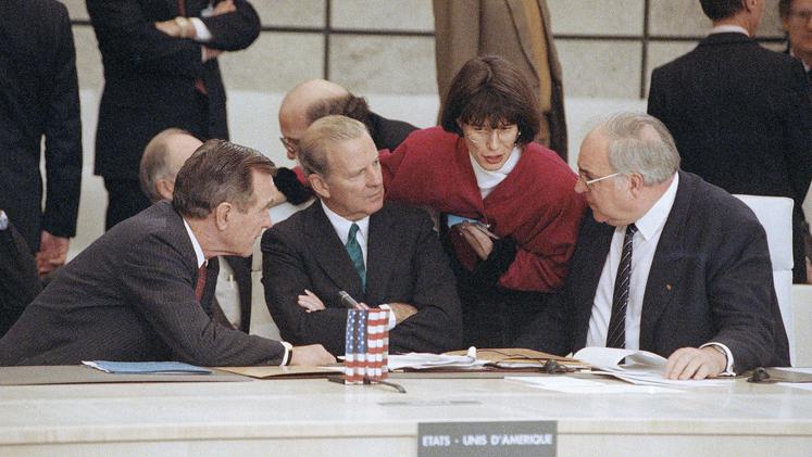 				Nemčija in ZDA so bile na začetku glede osamosvajanja Slovenije na nasprotnih bregovih. Nemčija, ki jo je vodil krščanskodemokratski kancler Helmut Kohl (desno), je podpirala Slovenijo, ZDA, ki jim je predsedoval republikanec George Bush starejši (levo), pa so bile za ohranitev Jugoslavije. Med Kohlom in Bushem starejšim sedi takratni ameriški zunanji minister James Baker. Foto: Guliverimage			