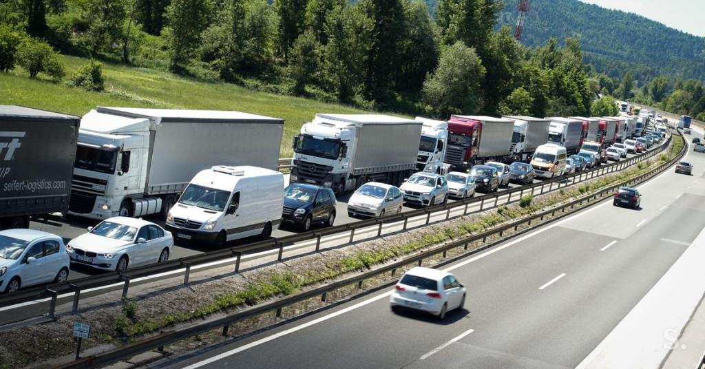 
				Promet na slovenskih avtocestah. (Foto: Posnetek zaslona-Dars, Siol)			
