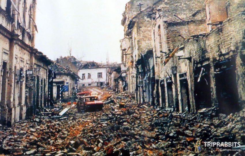 				Vukovar, hrvaško mesto heroj, ki je bilo več kot 3 mesece obkoljeno in odrezano od sveta s strani JA armade in četniških hord 			