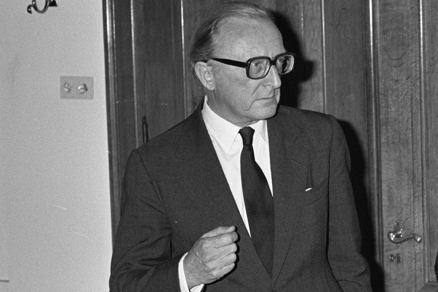 				Lord Carrington, predsedujoči mirovne konference o Jugoslaviji v Haagu			
