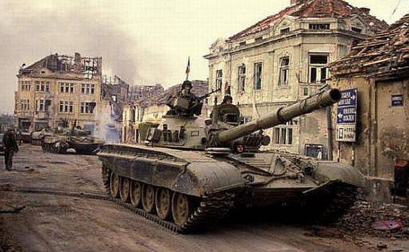 
				Vukovar, mesto heroj, na katerega so JL in sbske paravojaške sile izstrelile preko 6 milijonov granat			