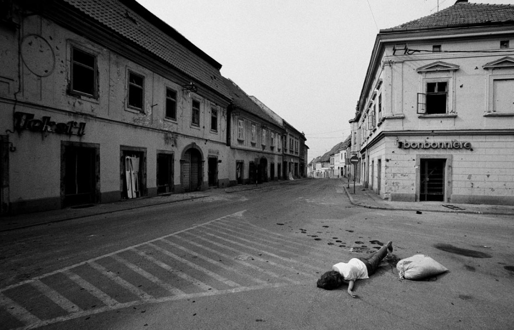 				Fotografije uničenega Vukovarja pretresle svet			