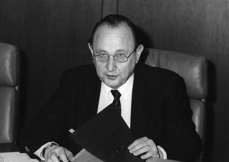 				Hans – Dietrich Genscher je vnovič nakazal, da bi lahko prišlo do mednarodnega priznanja Slovenije in Hrvaške po srečanju evropskega političnega vrha v Maastrichtu 10. decembra. Priznanje obeh republik je označil kot »neizbežno«. | Avtor Ludwig Wegmann-Bundesarchiv/Wikipedia			