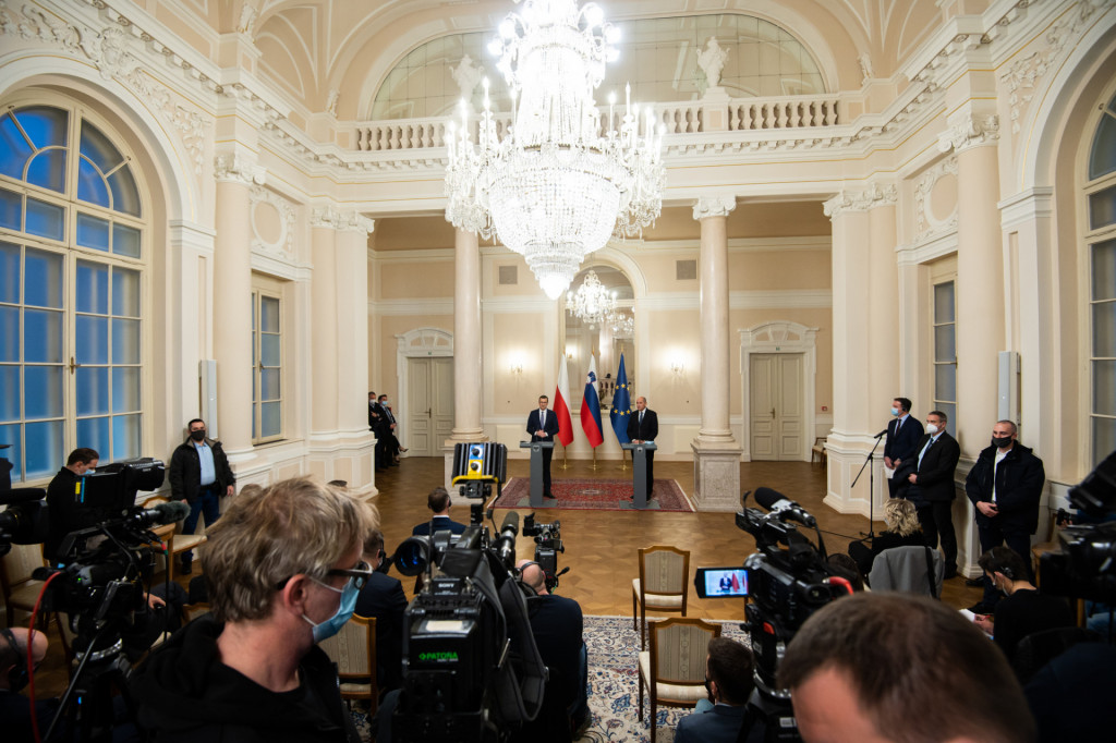 
				Tiskovna konferenca predsednikov vlad Janše in Morawieckega. Foto: KPV			