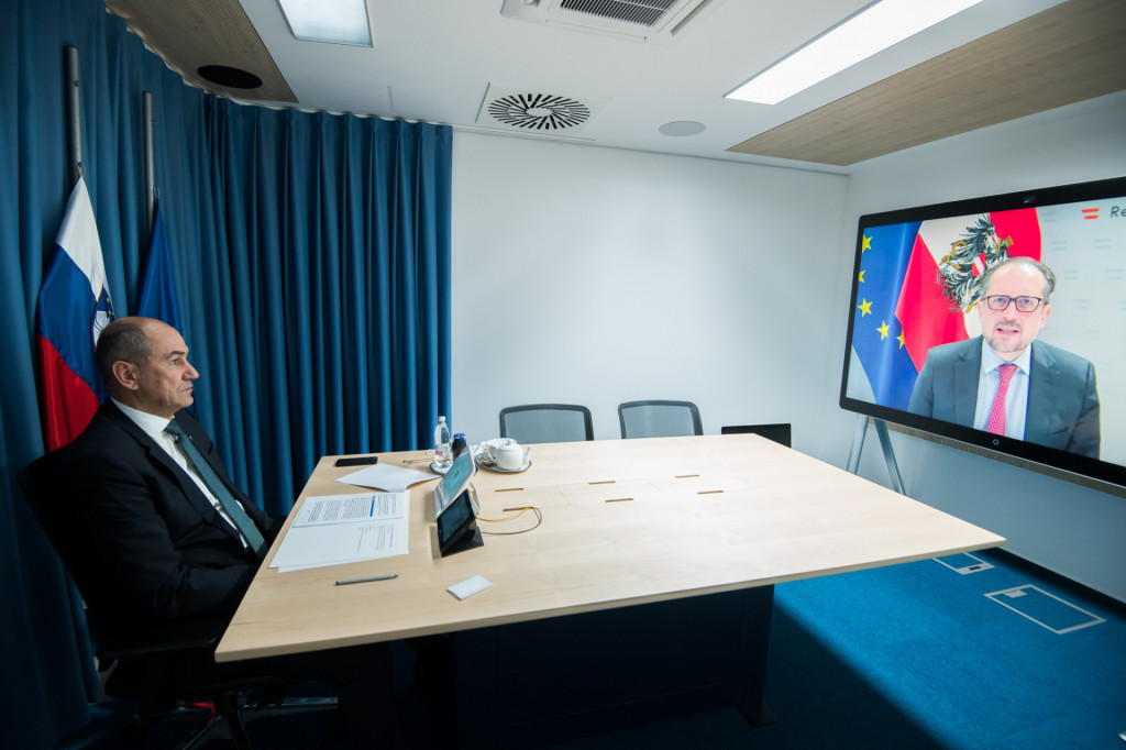 				Premier Janša je se je preko videokonferenčnega klica pogovarjal z avstrijskim kanclerjem Alexandrom Schallenbergom. | Avtor Kabinet predsednika vlade			