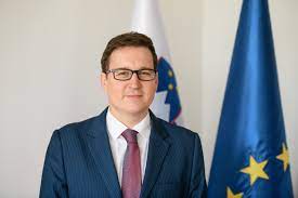 Minister za javno upravo Boštjan Koritnik je pretekli teden podpisal pogodbe s 47 nevladnimi organizacijami, za izvedbo izbranih projektov v dveh letih zagotovljenih nekaj več kot 4,5 milijona evrov