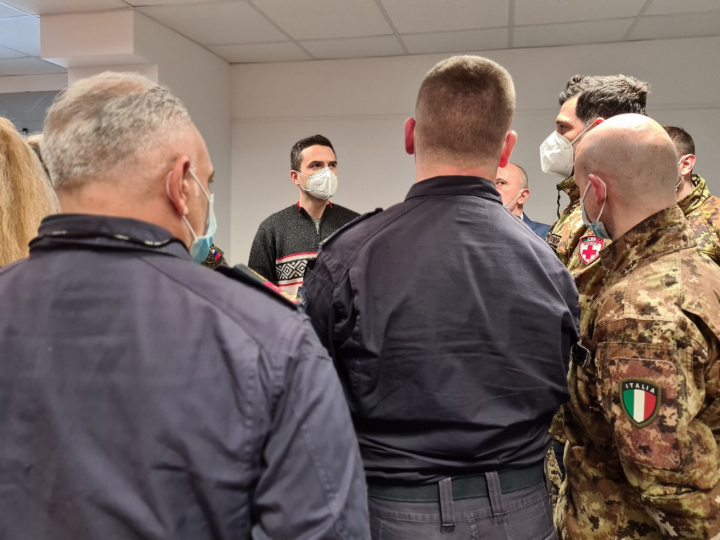 				V Vojašnici Petra Petriča v Kranju sta zdravstvene delavce italijanske vojske pozdravila minister za obrambo mag. Matej Tonin in minister za zdravje Janez Poklukar.			