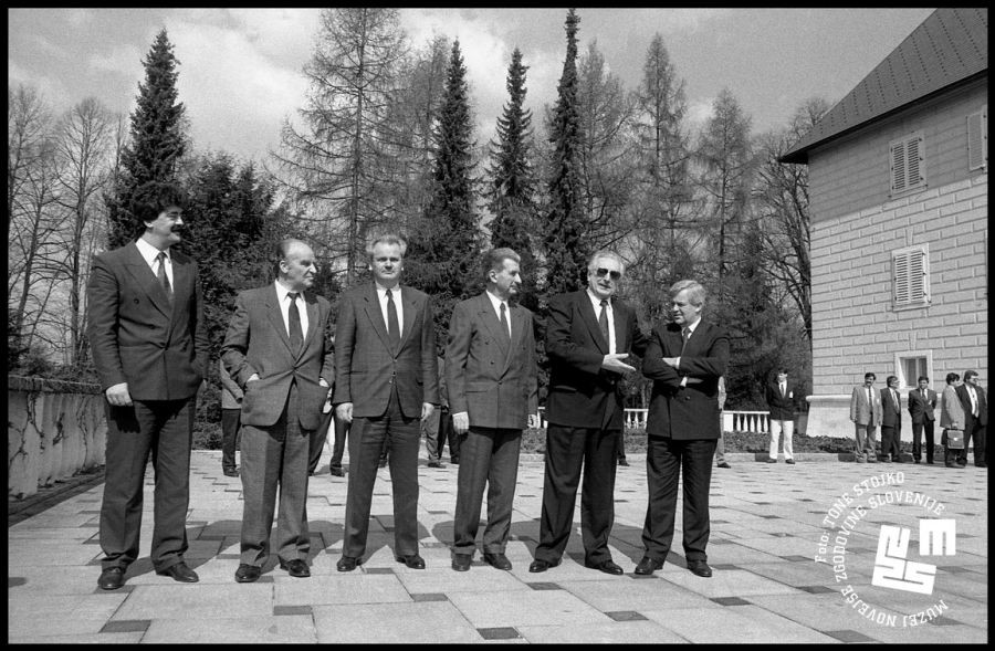 				Predsedniki šestih nekdanjih jugoslovanskih republik. | Avtor Tone Stojko, hrani: Muzej novejše zgodovine Slovenije			