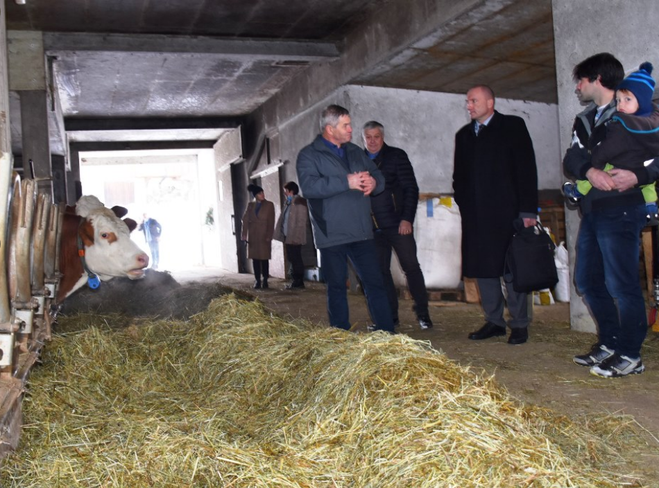 				Kmetijski minister Jože Podgoršek si je ogledal gorsko kmetijo Pr’Leskovc.. (Foto: Vlada RS)			