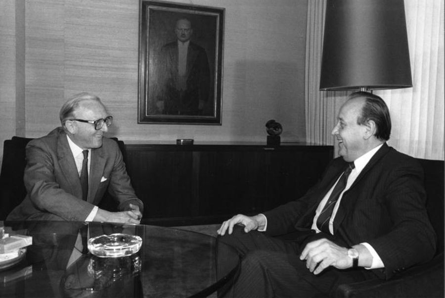 				Hans Dietrich Genscher in lord Carrington, predsedujoči propadle mirovne maastrichske konference o Jugoslaviji			