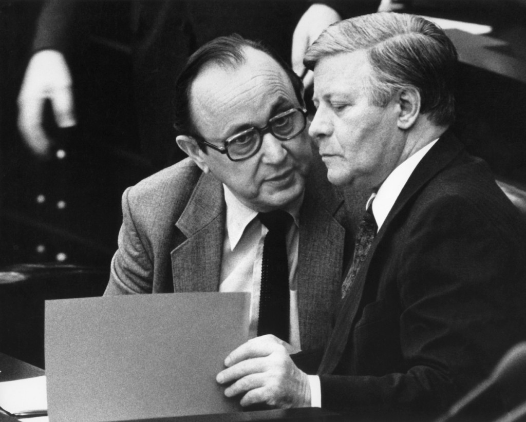 				Nemški kancler Helmut Schmidts in zunanji minister Hans-Dietrich Genscher (foto: epa).			