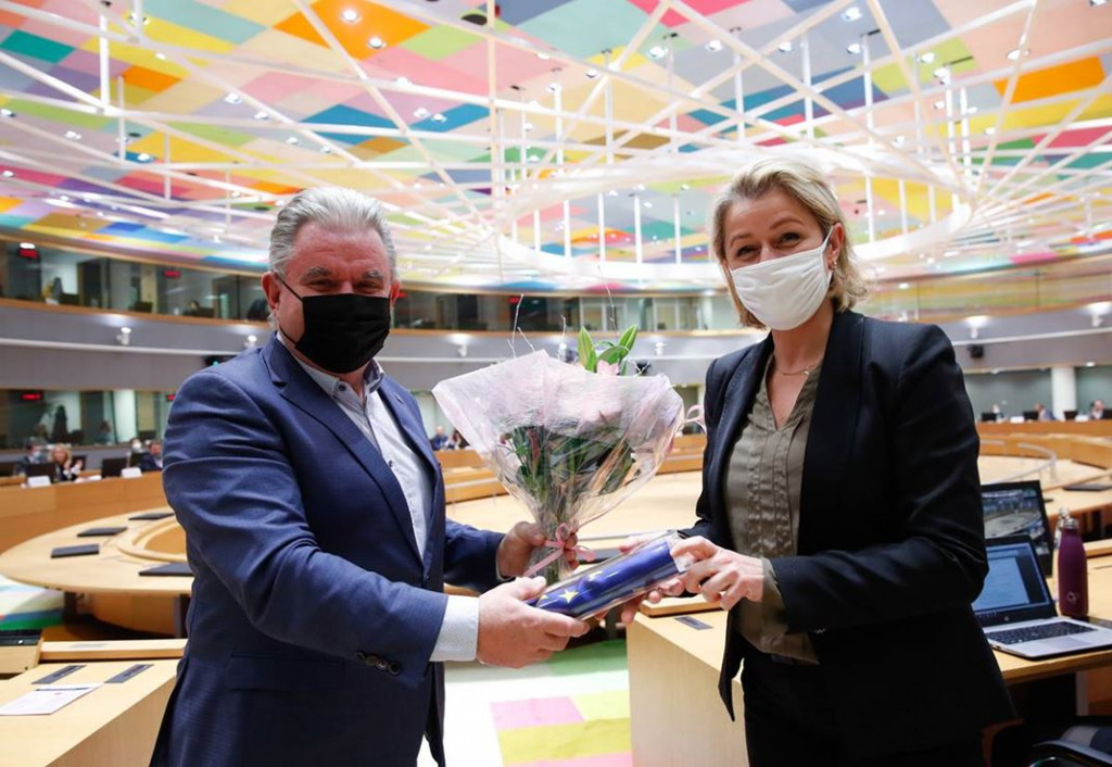 				Andrej Vizjak je simbolično predal predsedovanje francoski kolegici Barbari Pompili, foto eu			