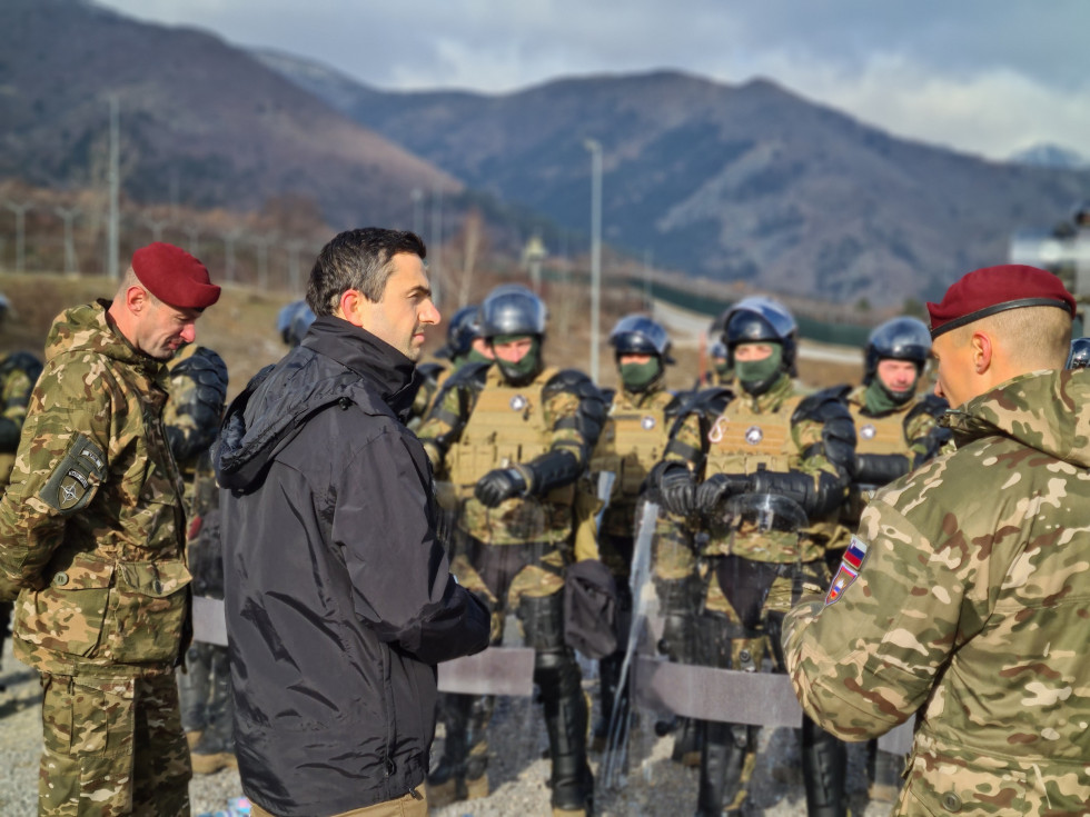 				Minister Tonin v pogovoru s slovenskimi vojaki na Kosovu | Avtor Monika Sušanj			