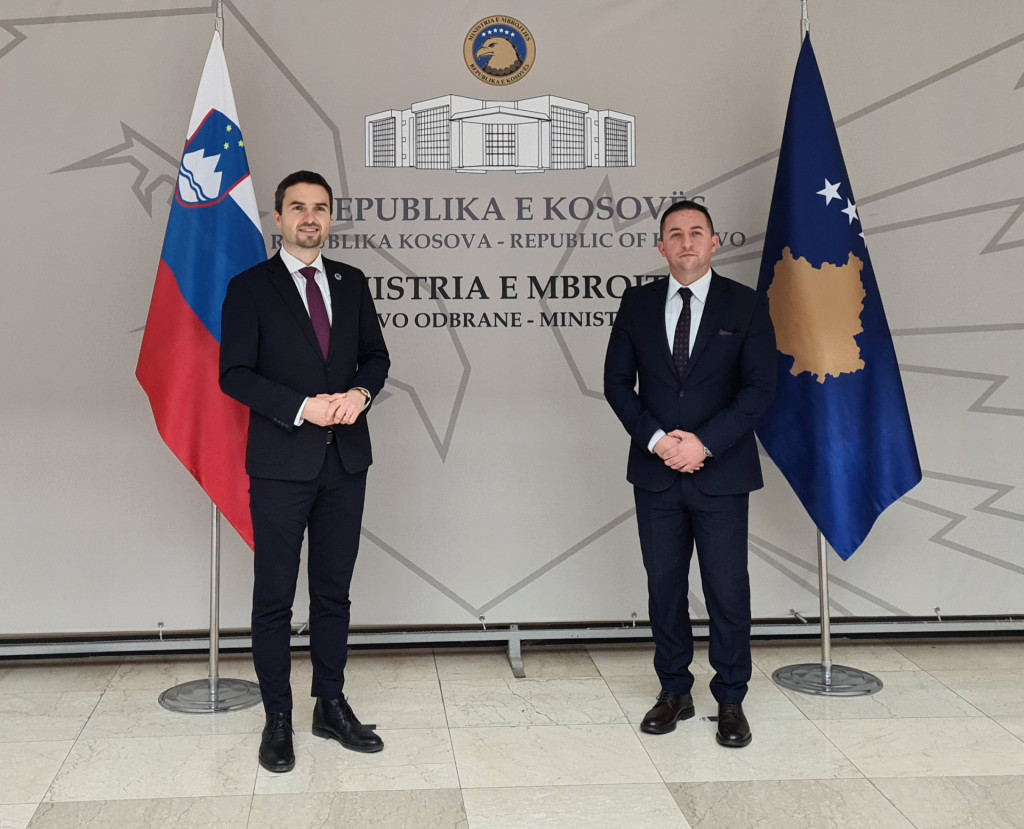 				Ob robu obiska se je minister Matej Tonin danes v Prištini srečal še z obrambnim ministrom Republike Kosovo Armendom Mehajem.			