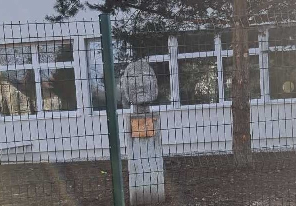 
				Doprsni kip Svetlane Makarovič na dvorišču OŠ Zalog			