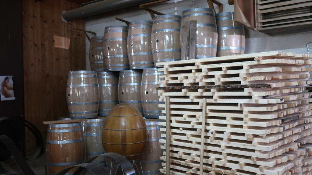 
				v sodarstvu Krajnc izdelujejo edini v Sloveniji lesena jajca za zorenje vina 			