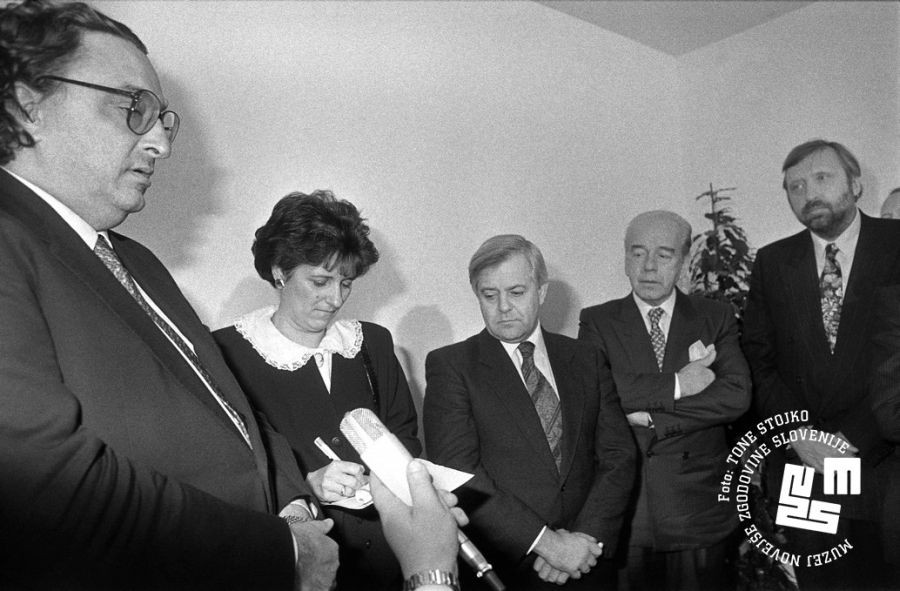 				De Michelis  med obiskom 21. decembra 1991 v Ljubljani predlagal, da bi Italija, Slovenija in Hrvaška pred mednarodnim priznanjem podpisale tristranski sporazum o pravicah italijanske manjšin			