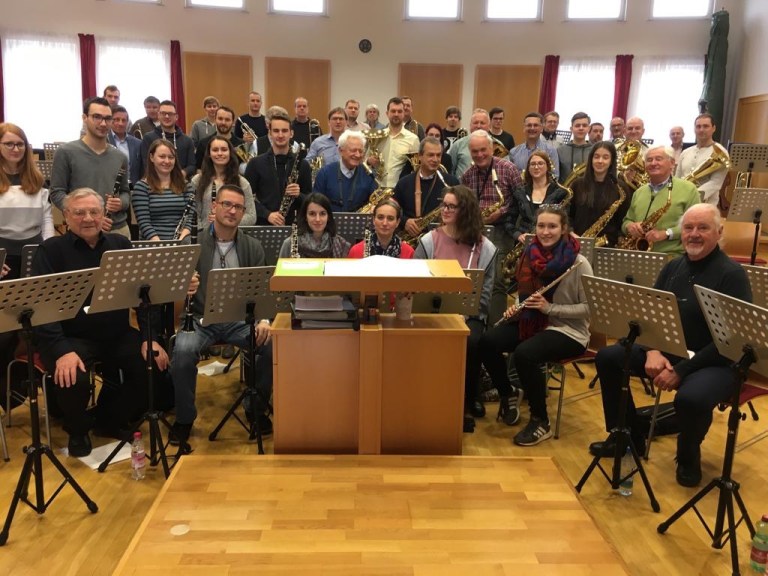 
				Godbenice in godbeniki rotarijskega orkestra na prvi vaji v januarju 2019 v Glasbenem domu Gralla. Foto: arhiv E. Hartmana.			