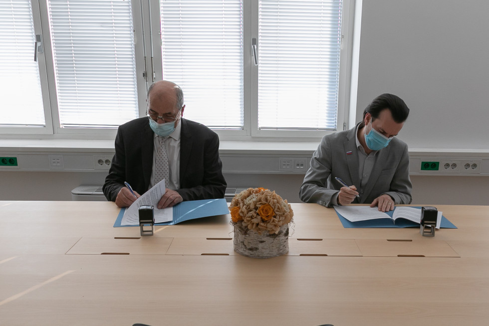 				Direktorja UKOM in STA, Uroš Urbanija in Igor Kadunc, sta podpisala Pogodbo o opravljanju javne službe v letu 2022. | Avtor Urad vlade za komuniciranje			