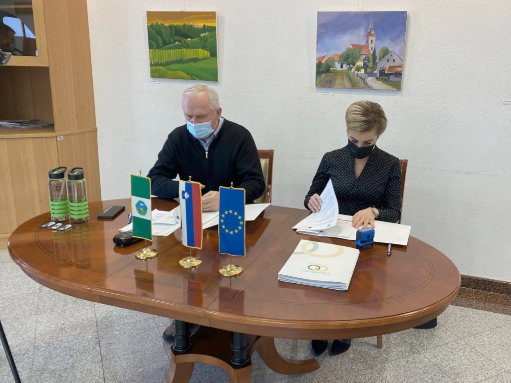 				 Pogodbo sta podpisala župan Občine Sveta Ana Silvo Slaček in direktorica podjetja GWM d.o.o. Radenci Petra Weindorfer.			